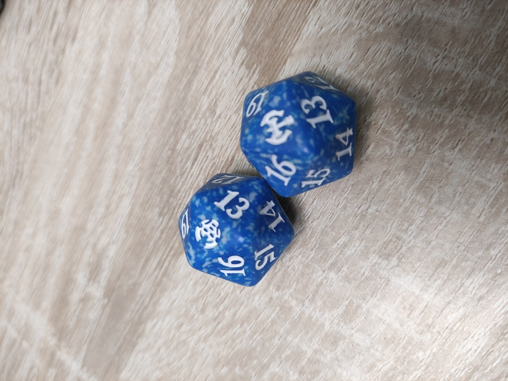 Кубик D20 с логотипом сетов MTG : цвет голубой