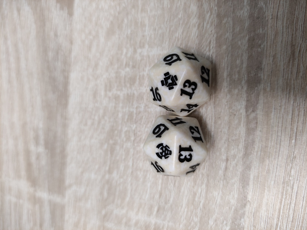 Кубик D20 с логотипом сетов MTG : цвет белый