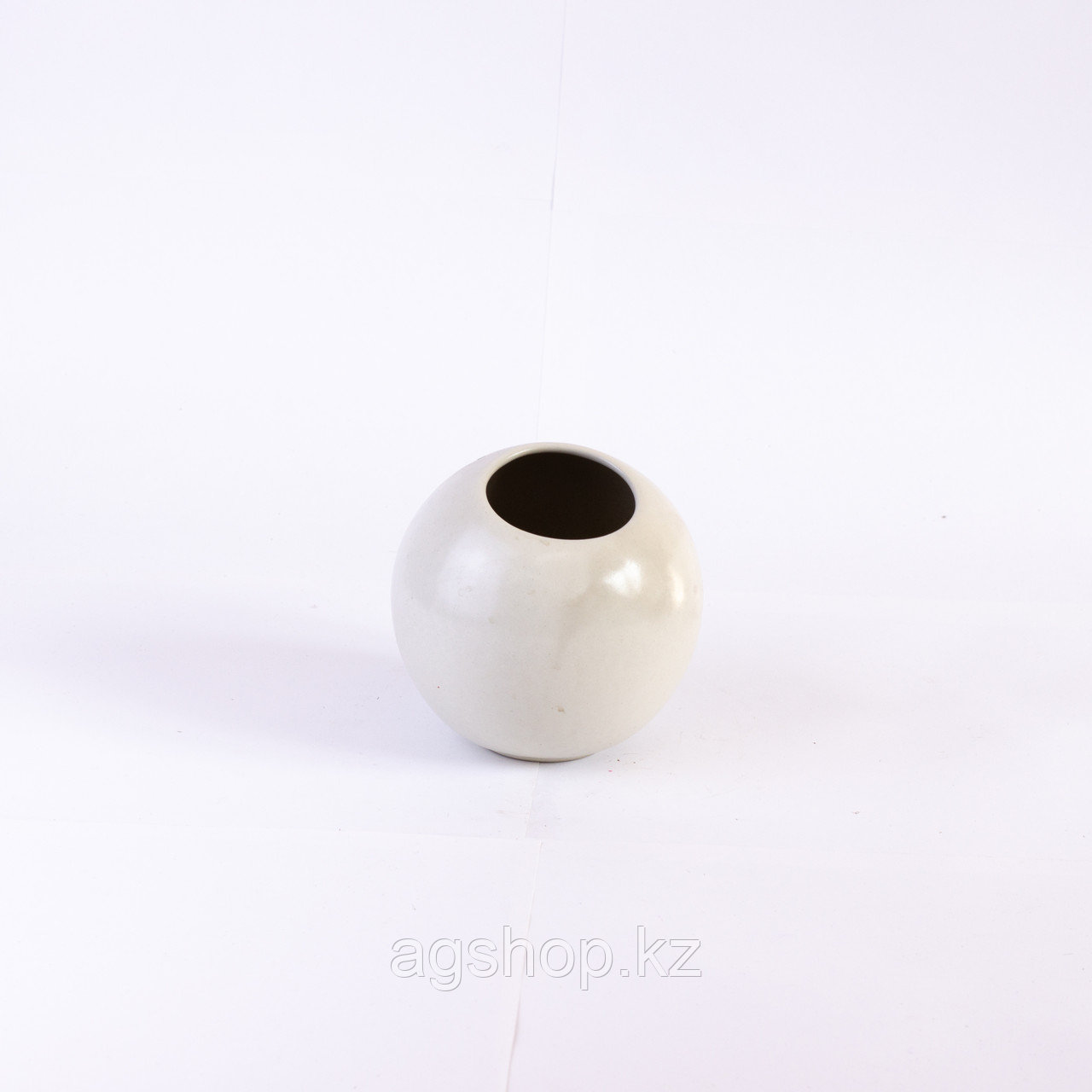 Ваза шар вертикальная Flower Ball из керамики белая глянцевая D11,5см. d6см.