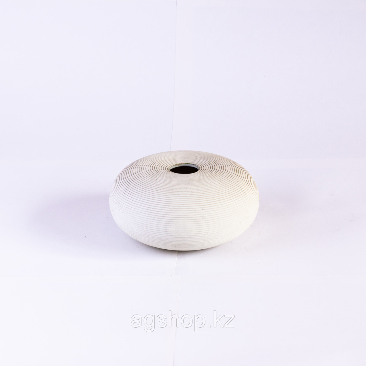 Ваза круглая из керамики бежевая матовая с горизонтальными выемками - фото 1 - id-p91510613