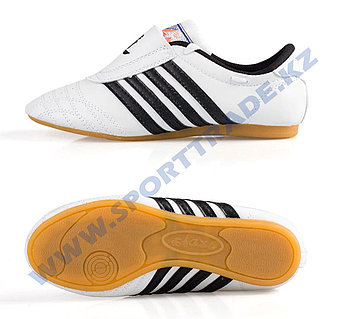 Колготкидегі аяқ киім фотосуреті