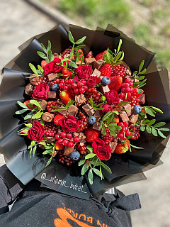 Букет микс с клубникой, шоколадом и гранатом