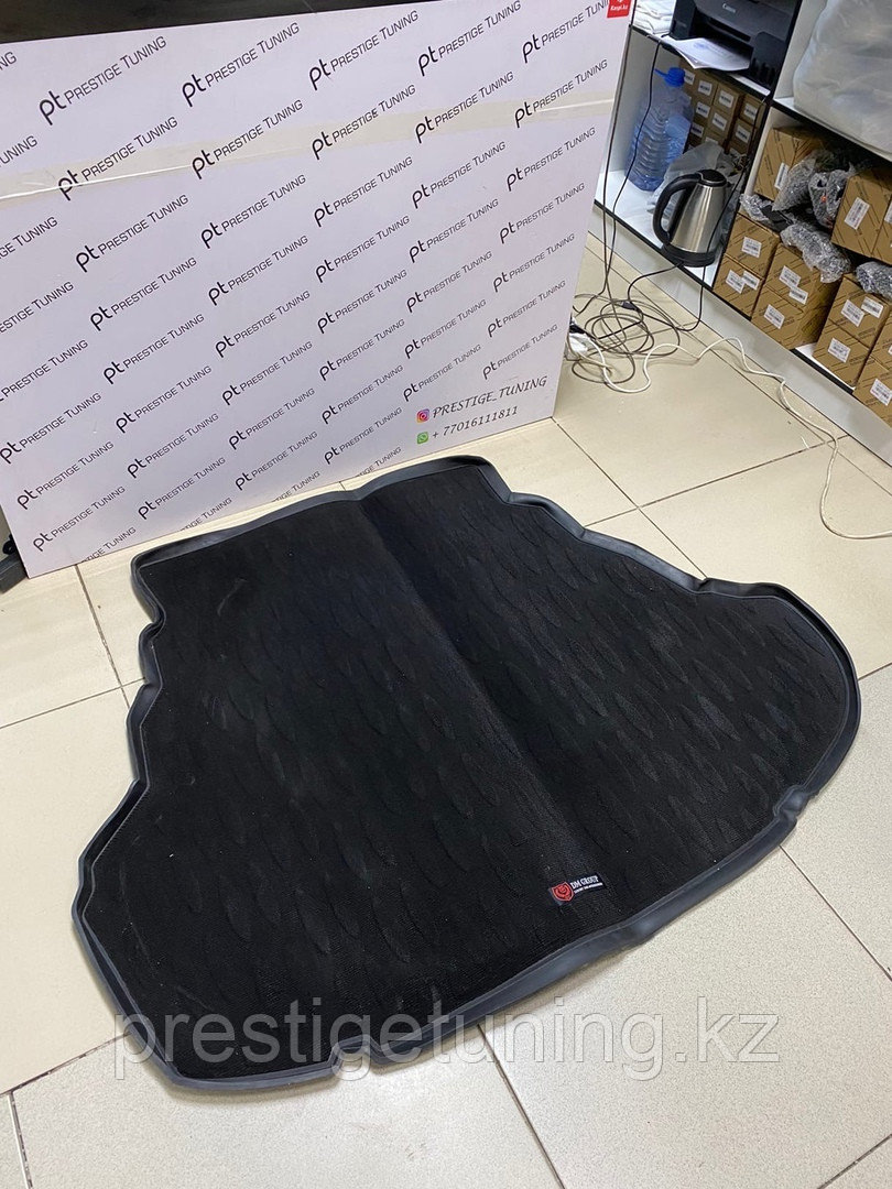 Резиновый коврик с ковролином в багажник на Toyota Camry V50/55 для 3.5