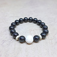 Браслет из черного шелла и белого коралла