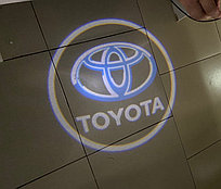 Проекция двери с надписем Toyota