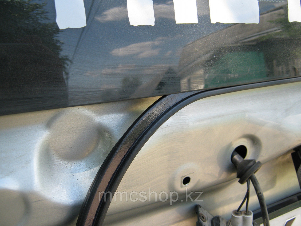 Уплотнительная резинка заднего ветрового лобового стекла панорамы MR971759 монтеро спорт митсубиши запчасти - фото 2 - id-p91926541