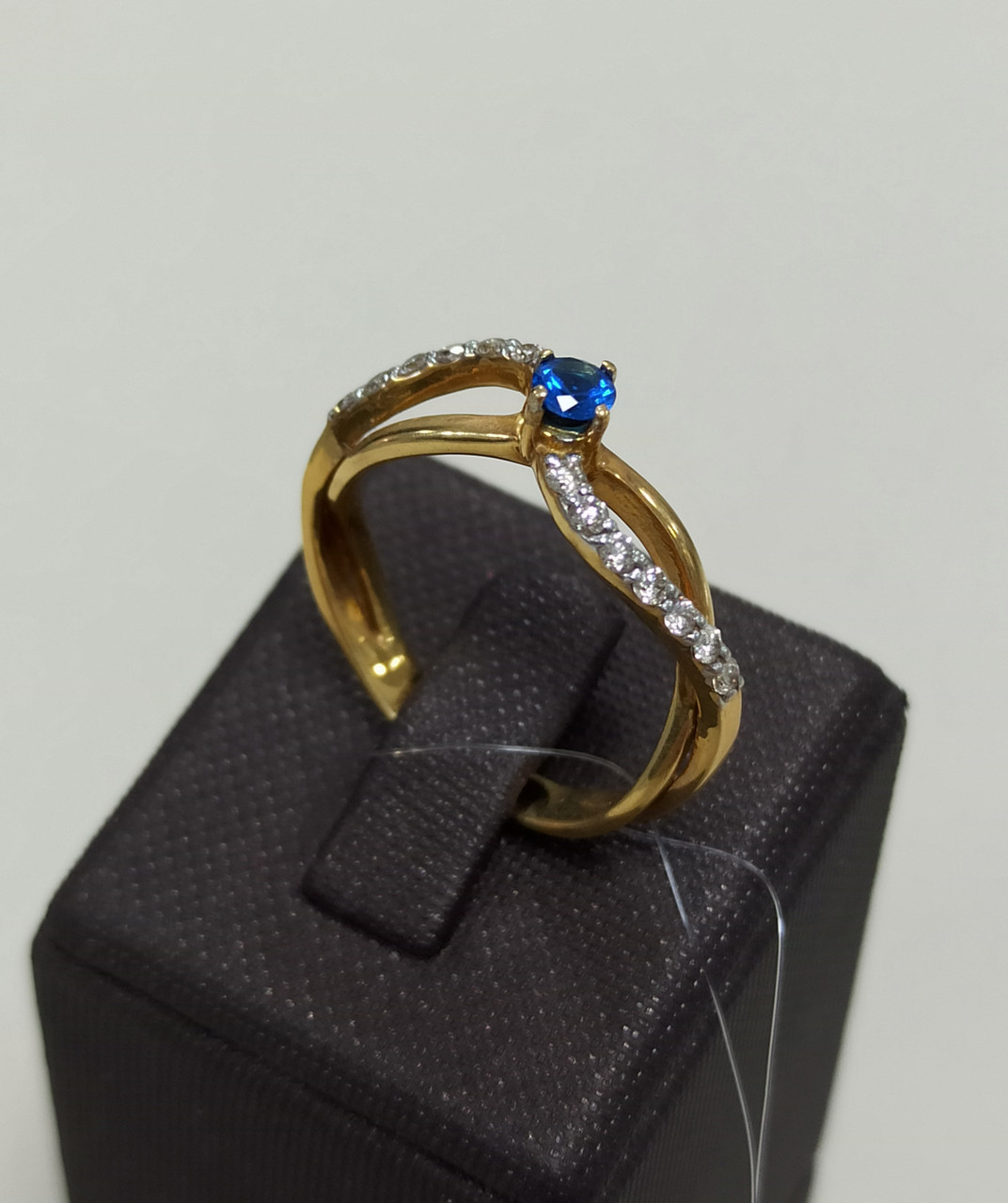 Кольцо с сапфиром и бриллиантами /18 размер (ул.Жолдасбекова 9а)