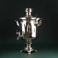 Самовар классической формы с узором в виде листьев.