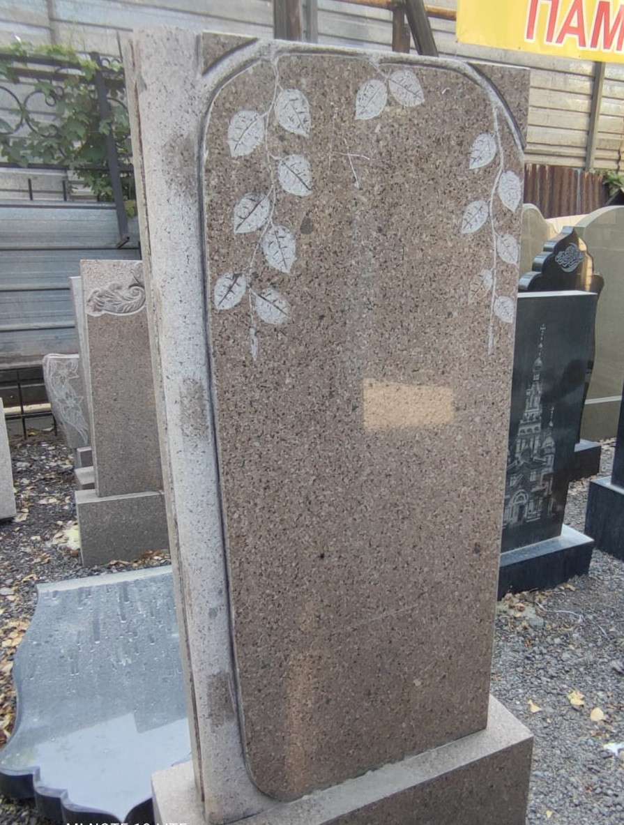 Памятник из светлого камня «Березка» с тумбочкой, 120 х 50 см - фото 1 - id-p92256845