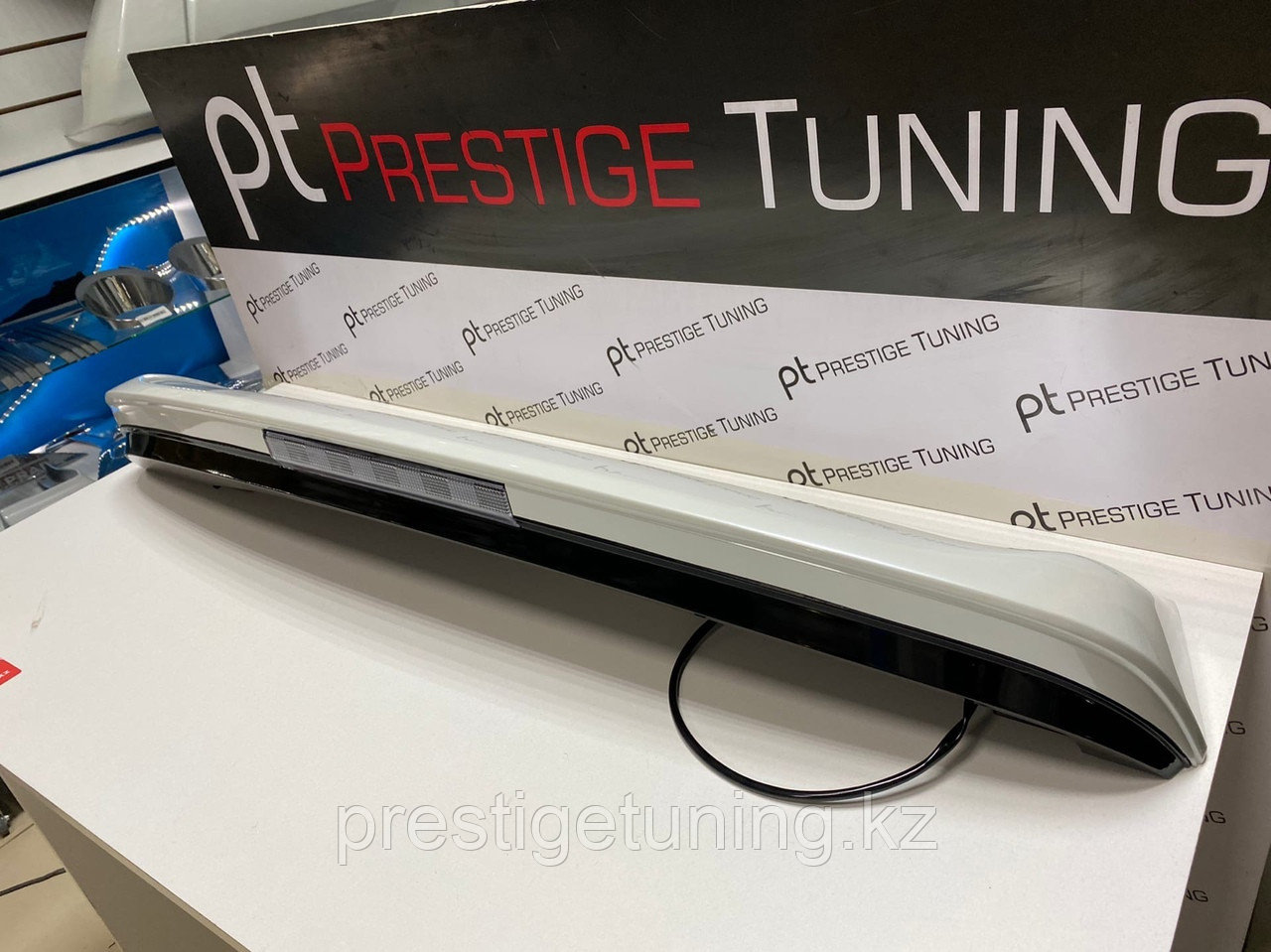 Задний спойлер на Land Cruiser Prado 150 2010-21 Белый жемчуг (070), фото 1