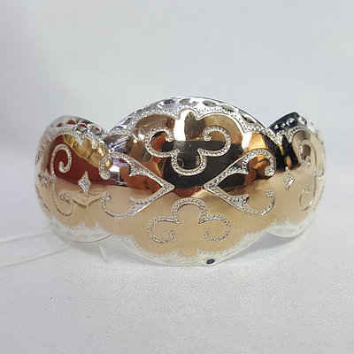 Омбыдағы білезіктері бар алтын сағаттар - acez.ru сайтында