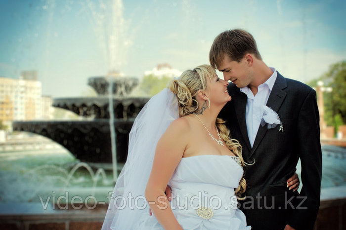 Нейлон трусиктеріндегі үлкен бөкселердің фотосуреттері