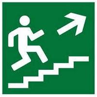 Указательный знак безопасности "Направление к эвакуационному выходу по лестнице вверх направо"