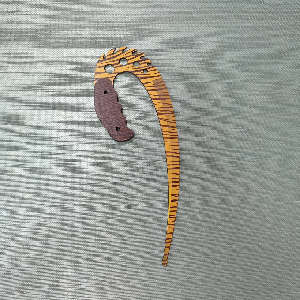 Деревянный Нож CS-GO Изогнутый - жёлтый Зуб Тигра (28 см.)