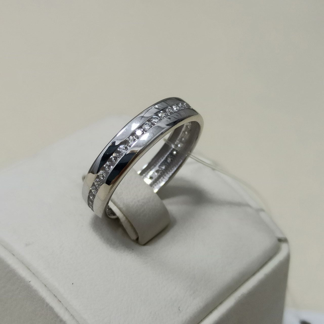 Обручальное кольцо с фианитами 18 размер - фото 1 - id-p92939713