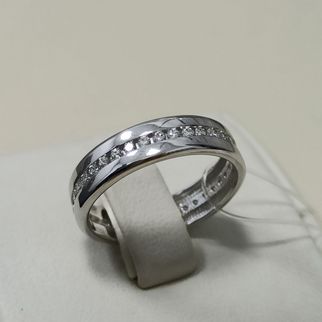 Обручальное кольцо с фианитами 
20 размер