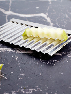Выручалочка / Кухонный волнистый нож для фигурной нарезки овощей и фруктов, фото 2
