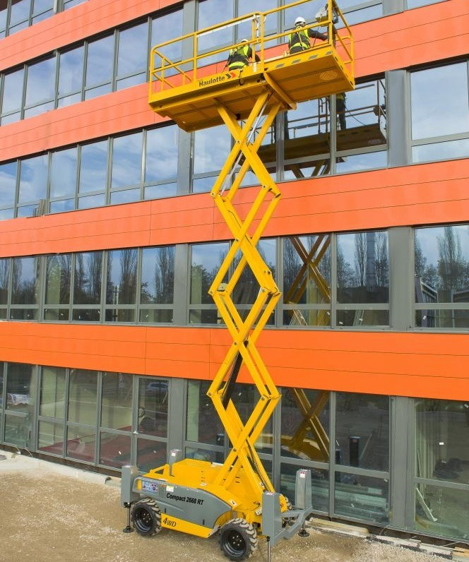 Самоходный ножничный электрический подъемник Compact 12 RTE