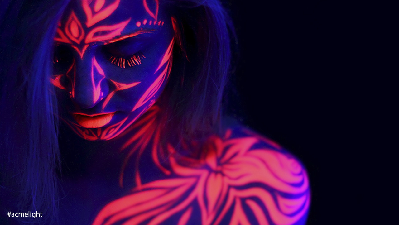 флуоресцентный аквагрим. светящиеся алисы. фиолетовый неон. светящиеся алисы. алиса светится.