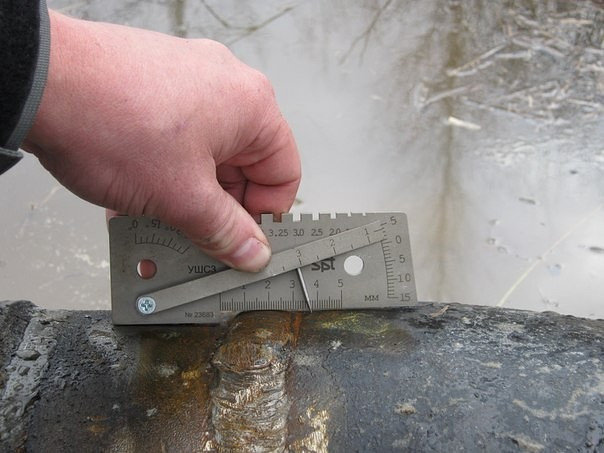 прибор для измерения подрезов сварных швов. визуальный и измерительный контроль сварных швов. визуально измерительный контроль качества сварных швов. визуально измерительный контроль качества сварных швов. ушс-3 и сварной шов измерение.