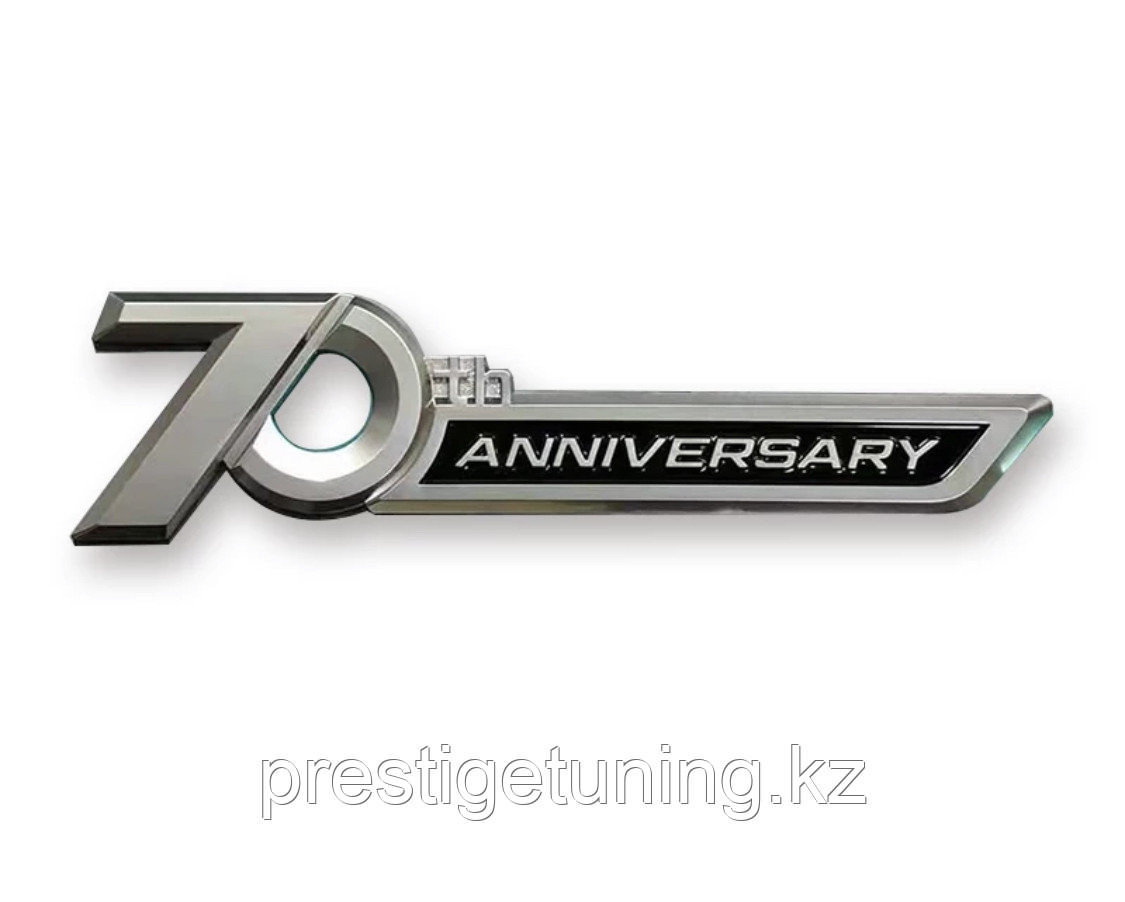Эмблема 70th Anniversary на Land Cruiser 300