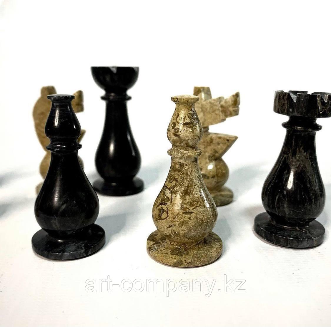 Шахматные фигурки из камней оникс