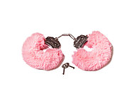Шикарные наручники с пушистым мехом пастельно розового цвета