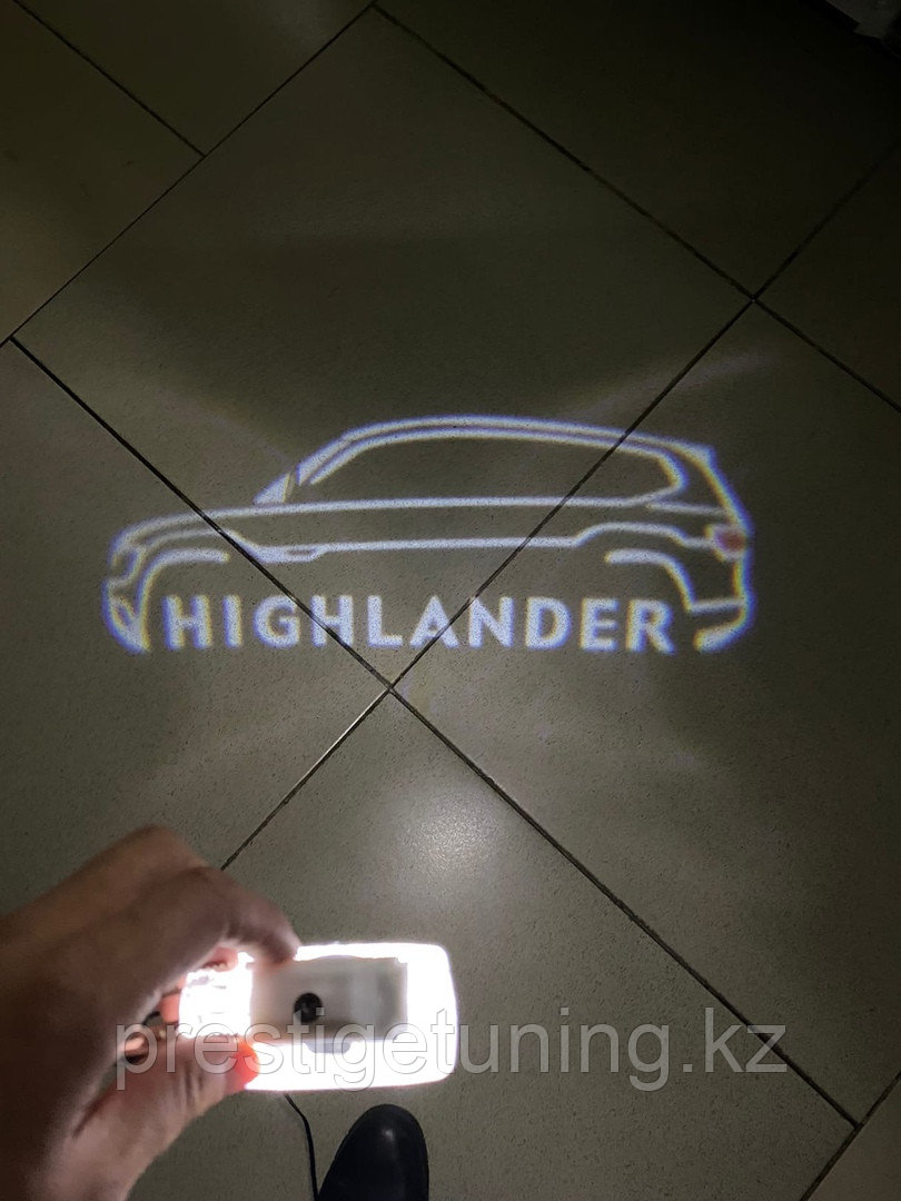 Проекция двери с надписью на Toyota Highlander 2009-21 - фото 2 - id-p94020925