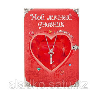 Жағажайдағы жалаңаш семіз адамдар суреті