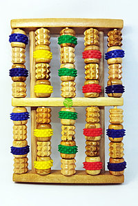 Резеңке шығыршықтары бар аяққа арналған ағаш массажер