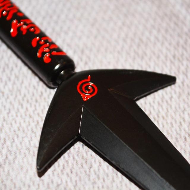 Ол жұлқиды, ал ол оның қолдарына конча.