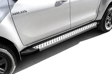 Пороги алюминиевые "Standart Silver" 2000 серебристые Toyota Hilux (2020)
