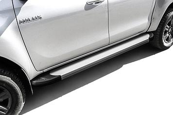 Пороги алюминиевые "Optima Silver" 2000 серебристые Toyota Hilux (2020)