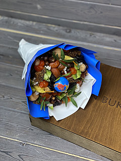 Букет из сухофруктов с глобусом для учителя