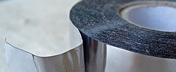 Различия между металлизированной и алюминиевой клейкой лентой