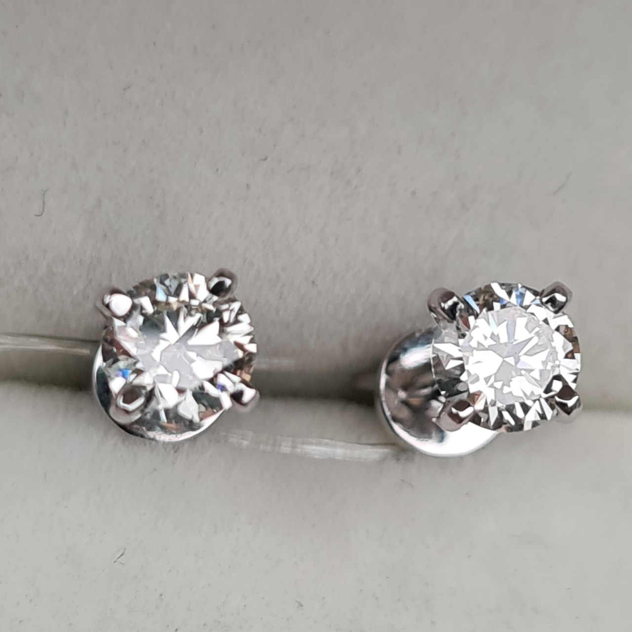 Сертификат IGI 0.73Ct VVS2-VS1/J, Good, VG-Cut Золотые серьги пуссеты с бриллиантами