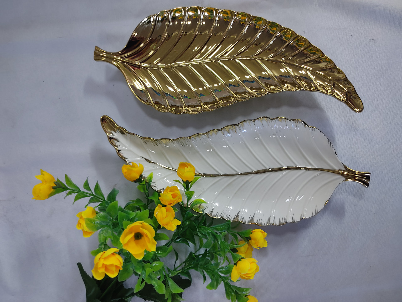 Декоративная керамическая тарелка с золотым Лепестком 30 см