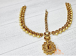 Тика - индийское украшение на голову, золотистая со стразами