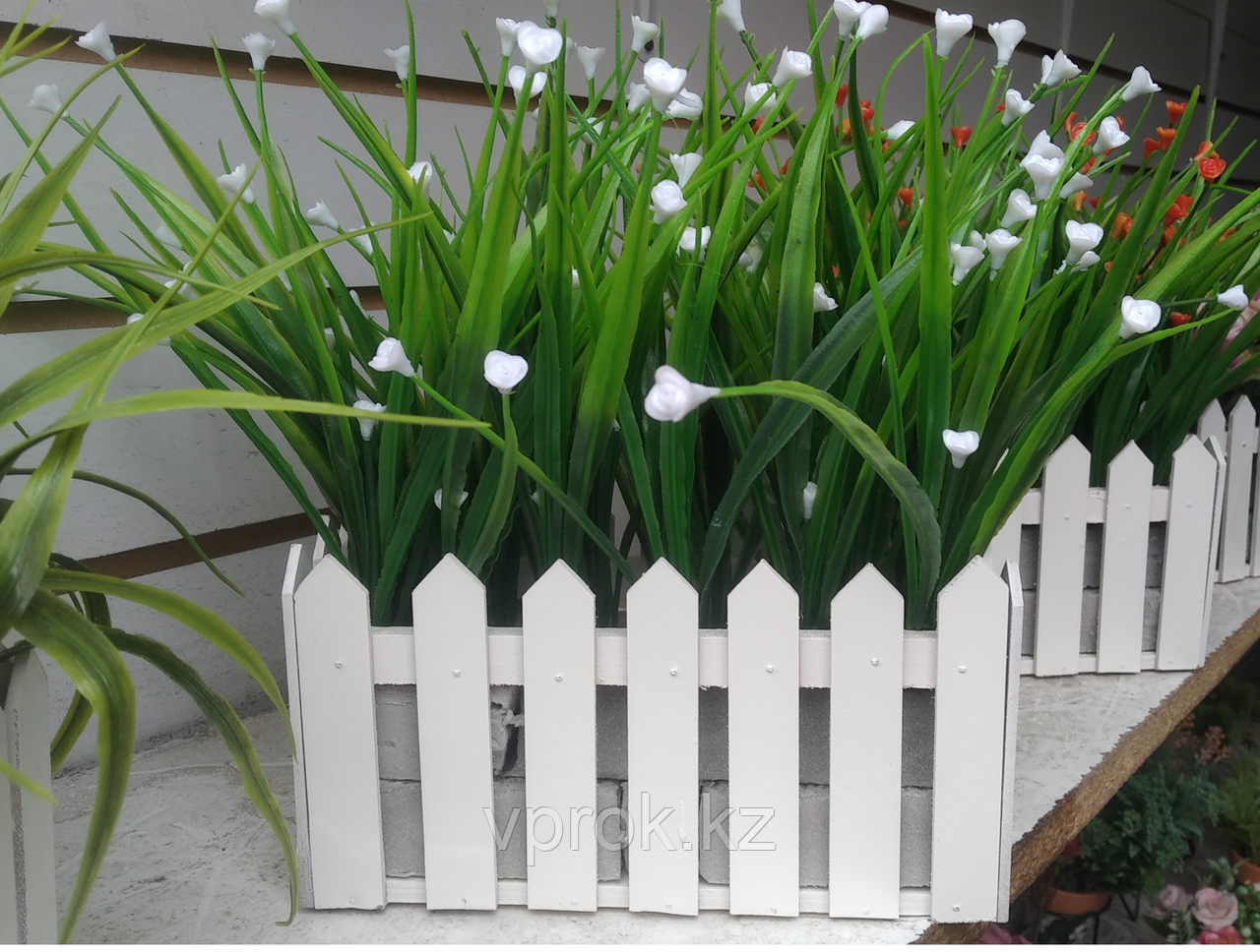 Трава декоративная искусственная с белыми цветами в ящике 20x10 см - фото 1 - id-p95242701