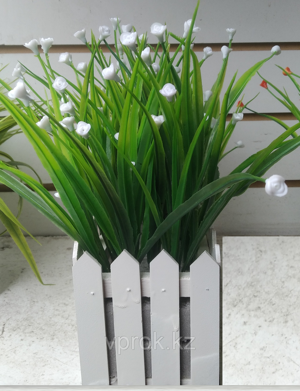Трава декоративная искусственная с белыми цветами в ящике 10x10 см - фото 1 - id-p95242941