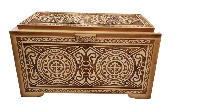 Жетілген әйелдің түкті кискасының фотосы Адамдар көп жиналатын қоғамдық көлікте онлайн қудалау