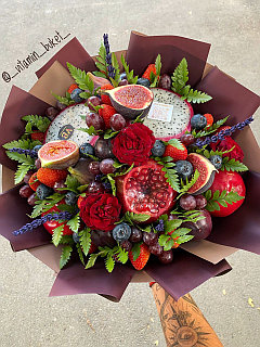 Тропический букет с инжиром и питахайей