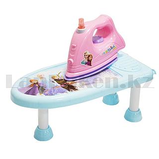 Бала ақырын шешініп, қызды сипалап, сүйеді. Порно фото саяжайда жұмыс істейді