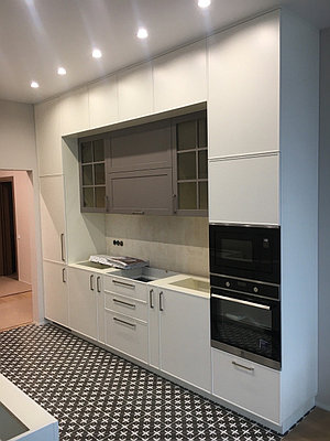 Кухня белая серая в два яруса с фасадами фрезеровка модель 2021 года