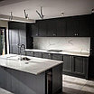 Черная кухня с белой столешницей мрамор, кварц. фасады мдф, дерево, фото 3
