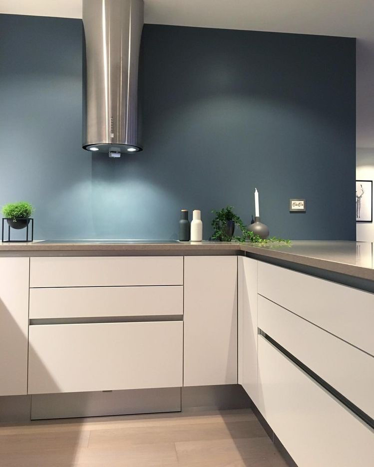 Кухня на заказ белая в стиле минимализм Blum furniture