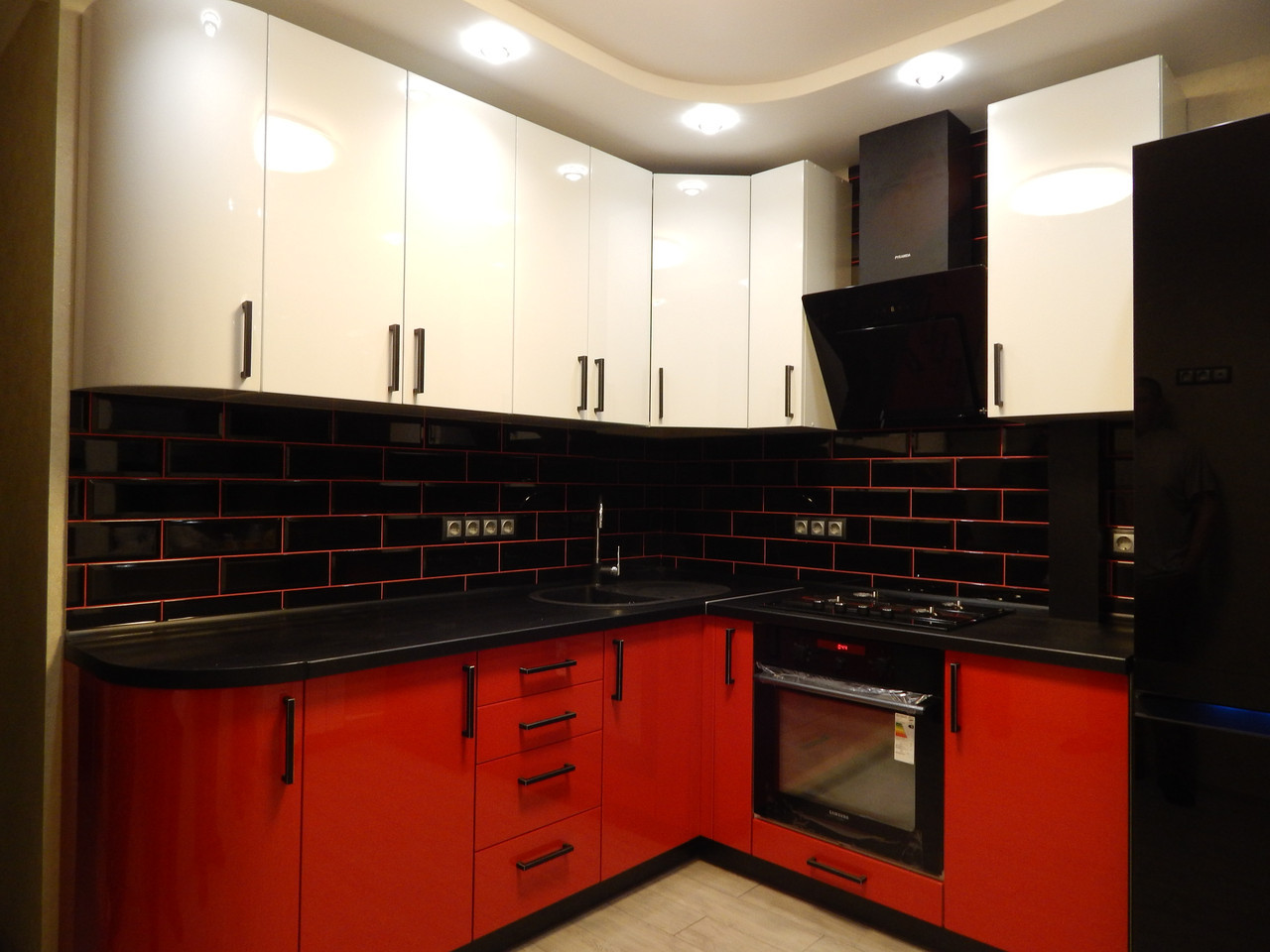Кухня на заказ BLUM-001 c крашеными фасадами белый и красный