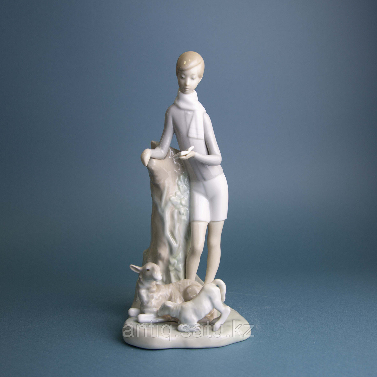 Юный поэт Фарфоровая мануфактура Lladro Испания. II половина​ XX века Фарфор, скульптурная лепка
