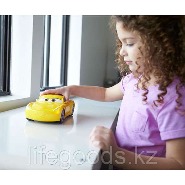Mattel Cars FGN55 Круз - движущаяся модель со световыми и звуковыми эффектами - фото 3 - id-p95638612