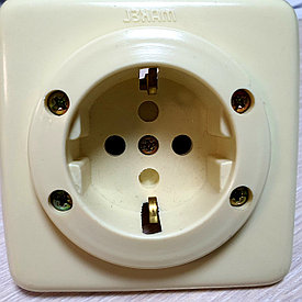 Жерге тұйықталуы бар дара розетка, ішкі 16008